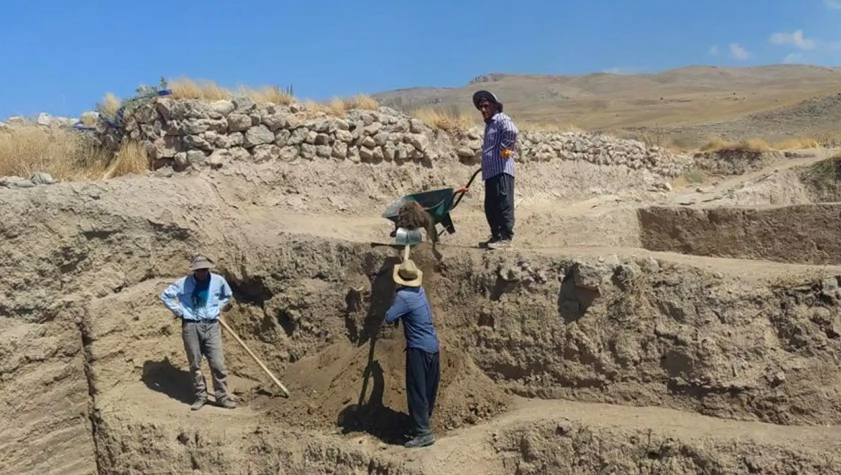 Ayanis Kalesi'nde 36 yıl önce başlatılan kazı devam ediyor