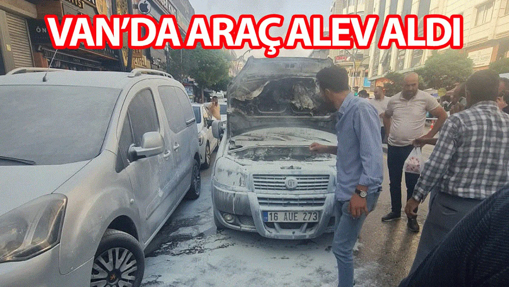 Van Cumhuriyet Caddesinde araç alev aldı