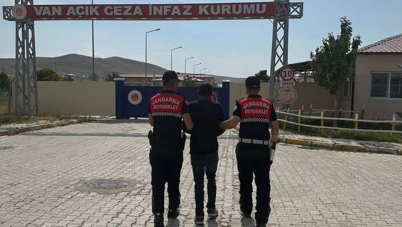 Van'da 10 yıl cezası bulunan uyuşturucu kaçakçısı yakalandı