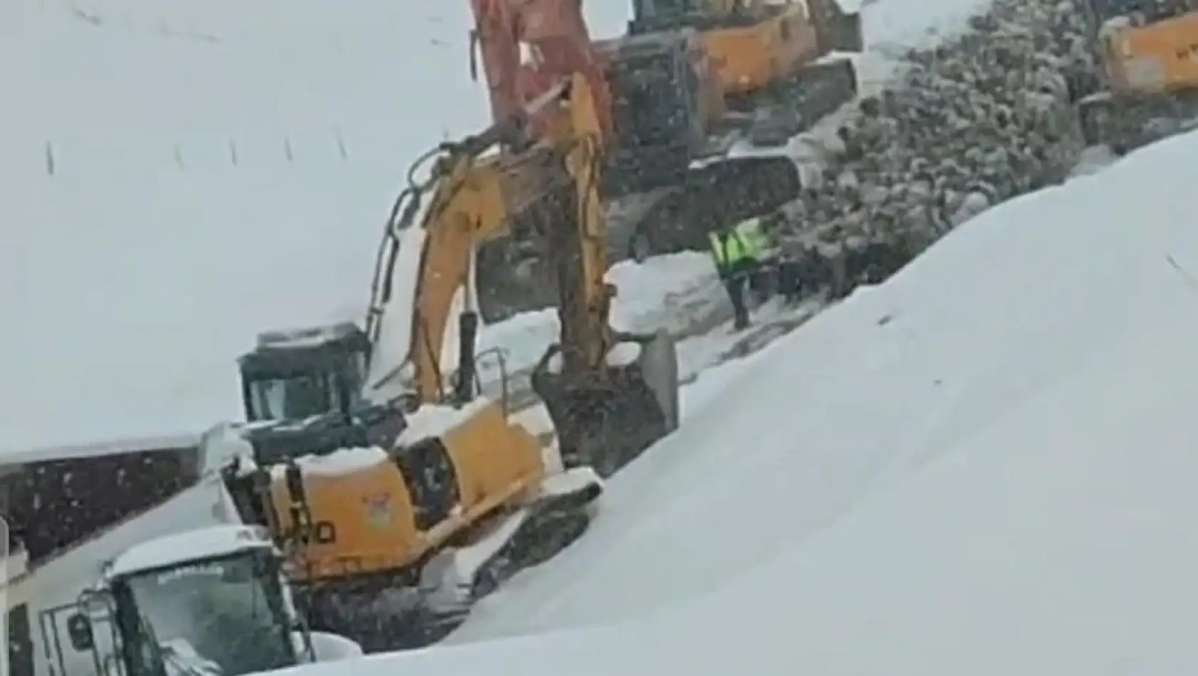 Van'da kar etkili oldu, yollar kapandı