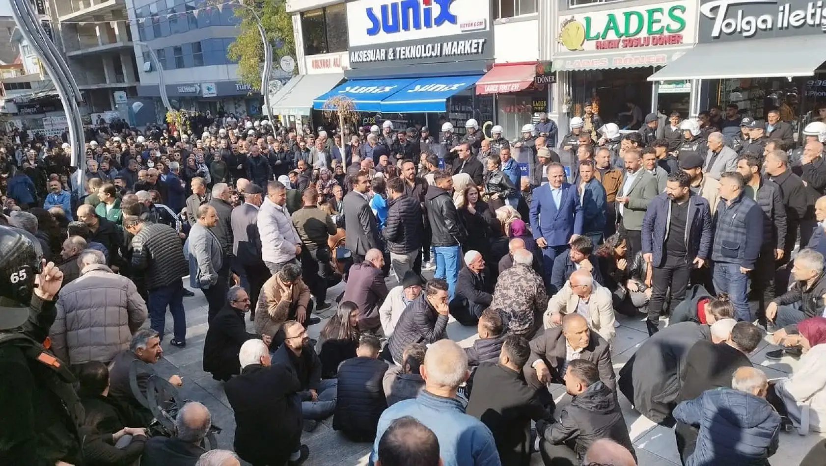 Van'da kayyum protestosu: Çok sayıda gözaltı!