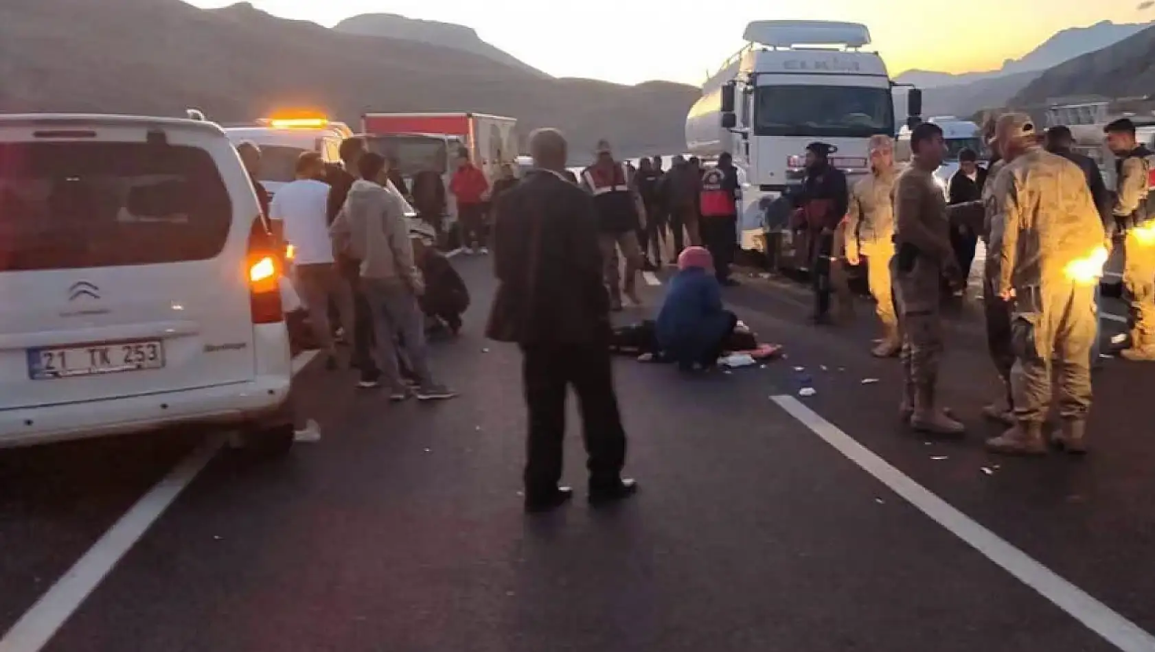 Van'da yakıt tankeri ile otomobil çarpıştı: 2 ölü, 4 yaralı