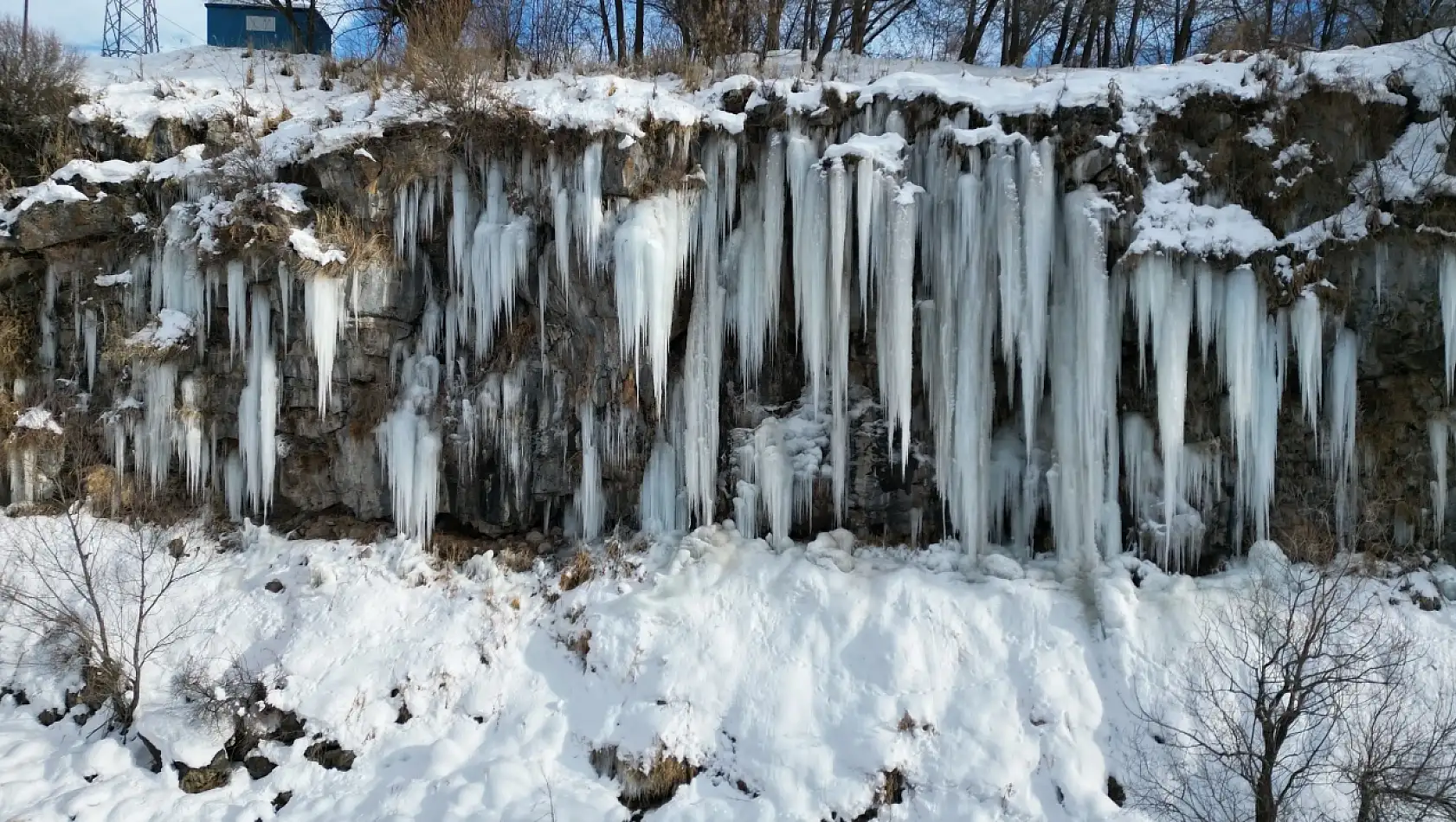 Van'daki kanyonda metrelerce buz sarkıtları görsel şölen sunuyor