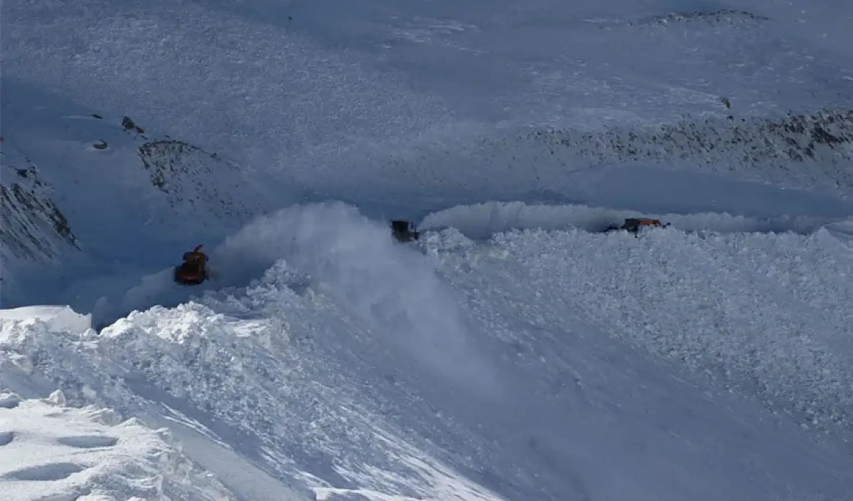 Çığ altında kalan minibüs, 5 ay sonra ortaya çıkarıldı