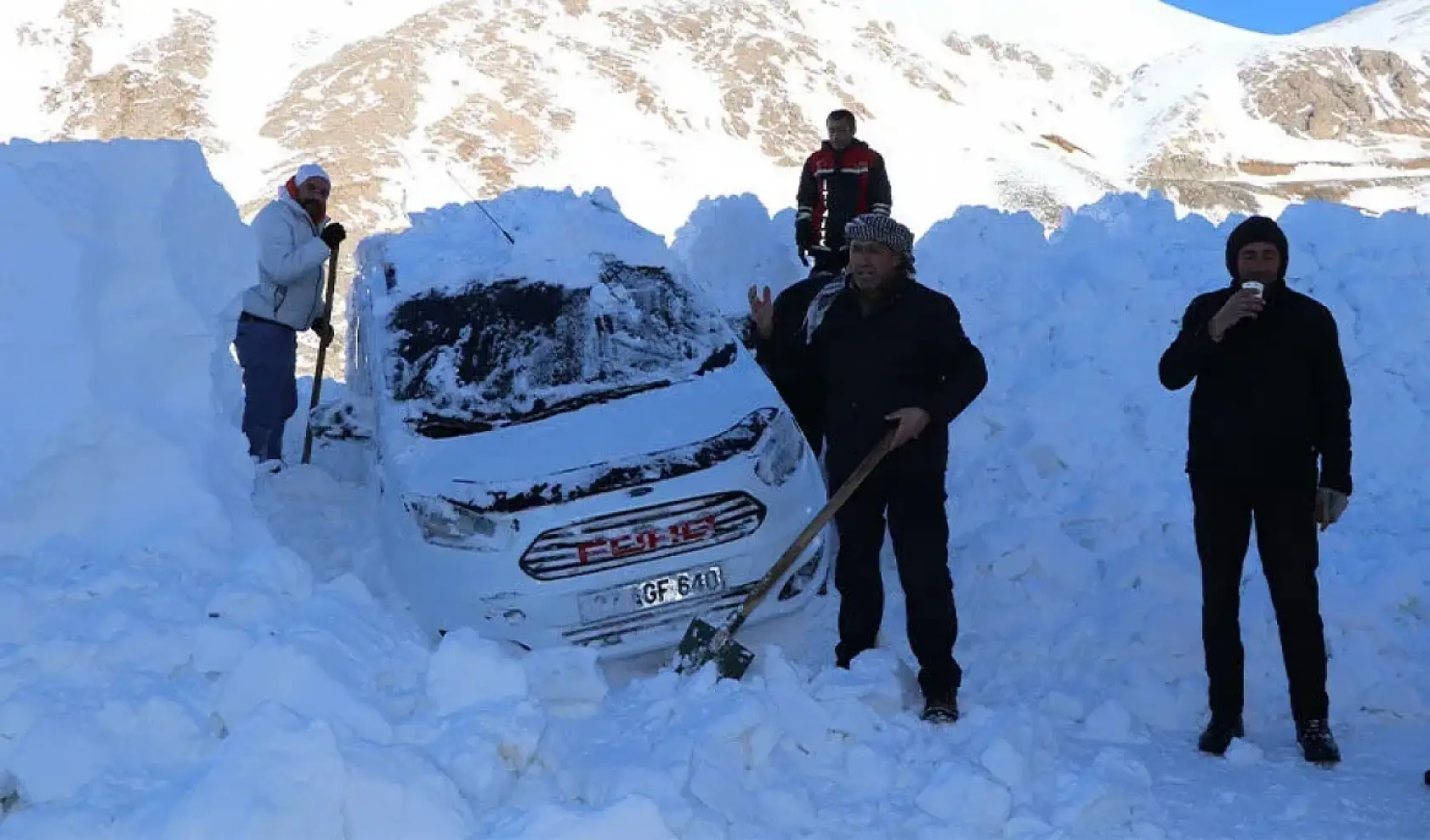 Çığ altında kalan minibüs, 5 ay sonra ortaya çıkarıldı