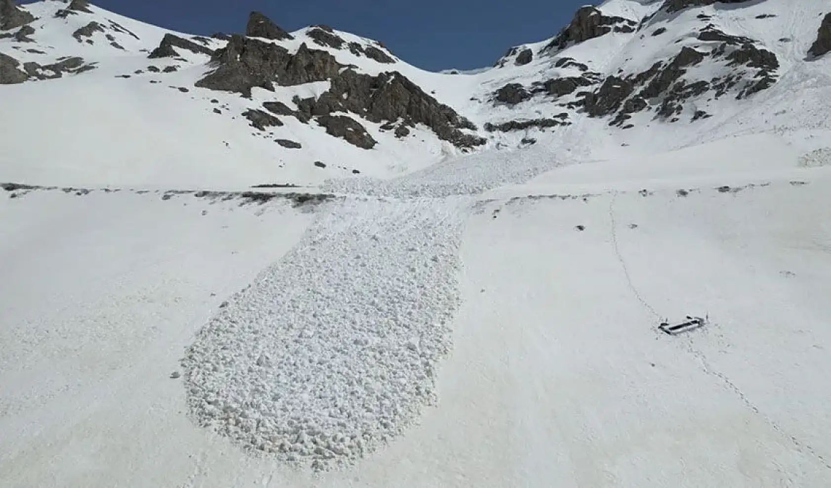 Çığ altında kalan minibüs, 5 ay sonra ortaya çıkarıldı