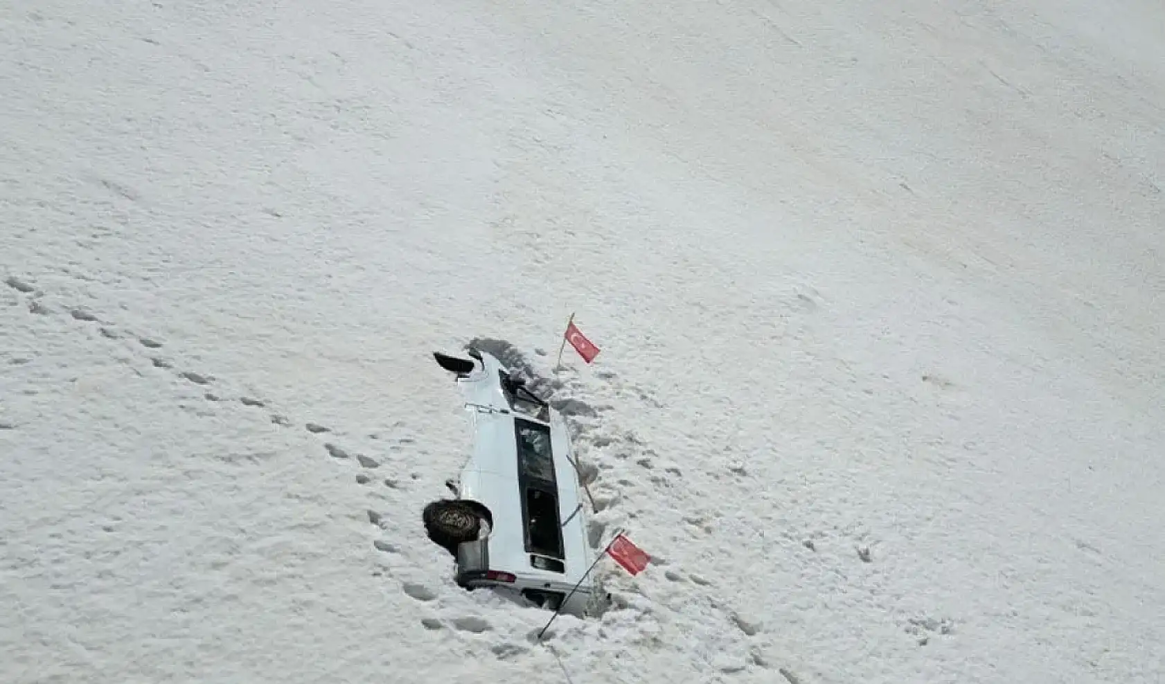 Çığ altında kalan minibüs, 5 ay sonra ortaya çıkarıldı