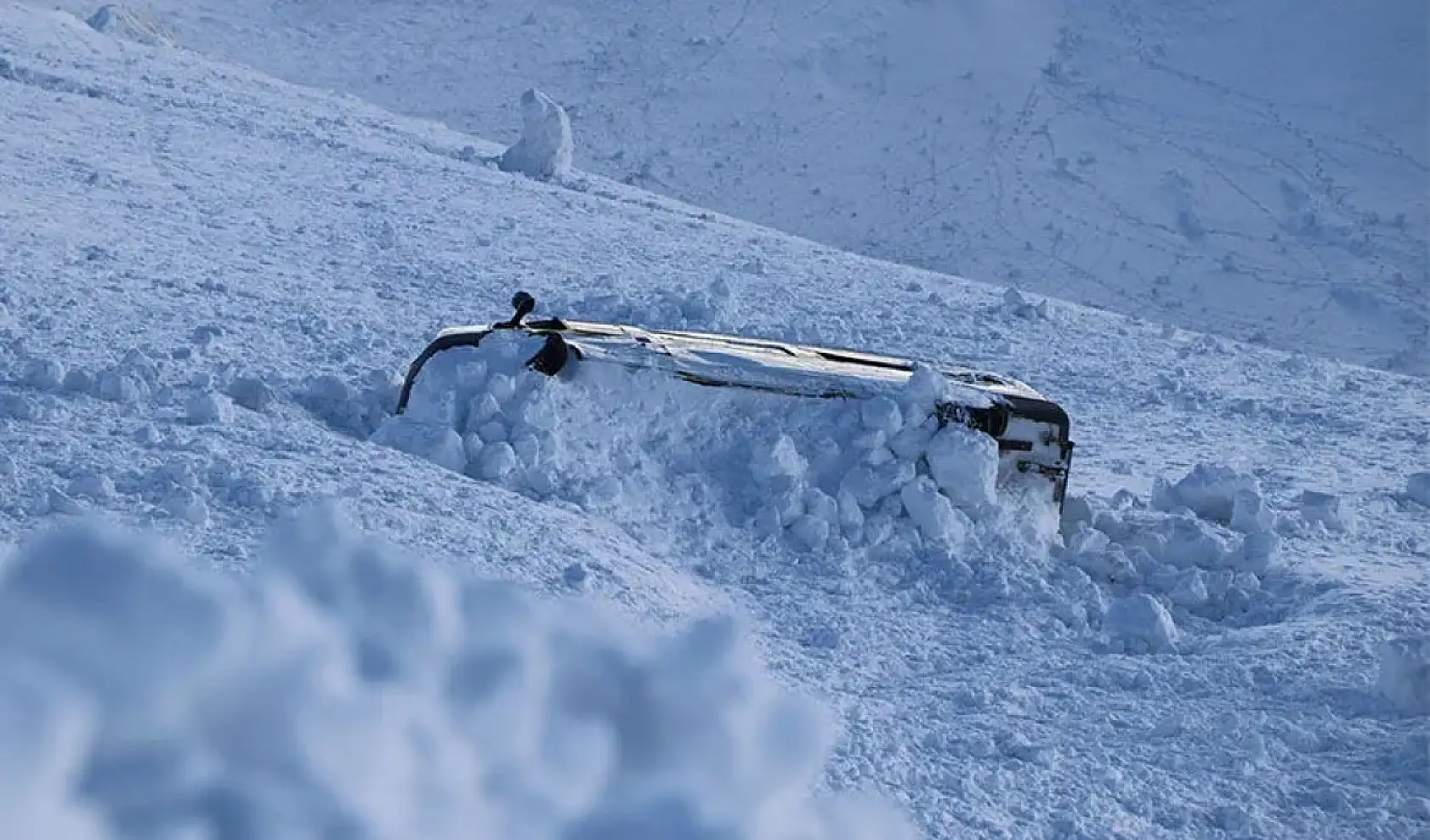 Çığ altında kalan minibüs, 5 ay sonra ortaya çıkarıldı