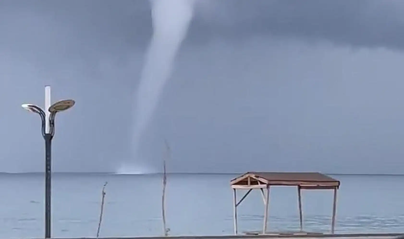 Van Gölü'nde 3 noktada hortum görüntülendi