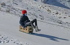 Vanlı çocuklar karlı tepeleri kayak pistine dönüştürdü