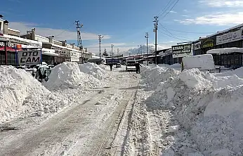 Erciş'te çalışmaya kar engeli: Sanayi esnafı 3 gün sonra dükkan açtı