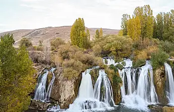 Muradiye Şelalesi'nde sonbahar güzelliği