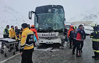 Van'a gelen yolcu otobüsü tıra çarptı: 3 yaralı