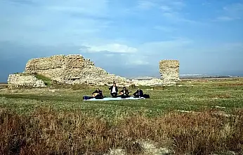 Van'da 40 yıl önce yüzdükleri alanda, saz çalıp türkü söylediler