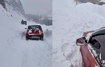 Van'da aracın üzerine çığ düştü! Sürücü son anda kurtuldu