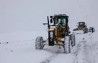 Van'da hayat durdu: Yüzlerce mahalle ve mezra yolu kapalı!