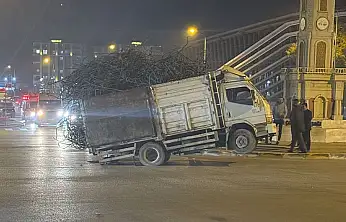 Van'da ilginç kaza! Yük ağırlığı kamyoneti kaldırdı
