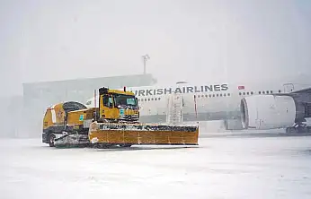 Van'da kar yağışı uçuşları etkiledi