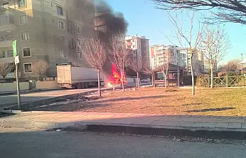 Van'da otomobil yangını korkuttu