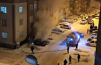 Van'da park halindeki otomobil alevlere teslim oldu: İnceleme başlatıldı