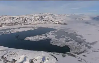 Van'da sıhke göleti buzla kaplandı