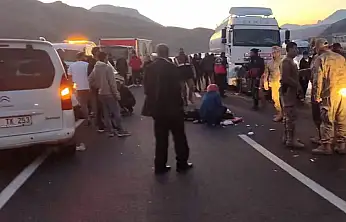 Van'da yakıt tankeri ile otomobil çarpıştı: 2 ölü, 4 yaralı