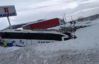 Van'da yoldan çıkan otobüsteki 11 yolcu yaralandı