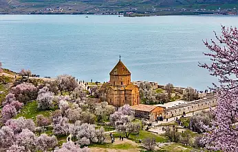 Van'ın incisi Akdamar Adası beyaz örtüyle büyülüyor
