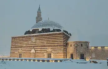 Van'ın tarihi camisi kar altında büyüledi