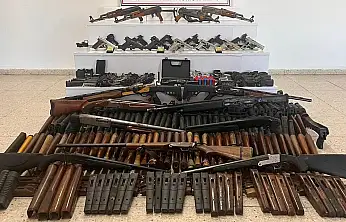 Van jandarmadan şafak operasyonu: Silah deposu ortaya çıkarıldı