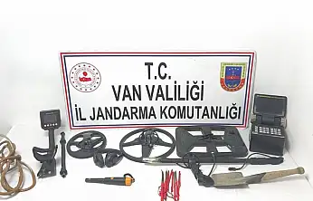 Van jandarmasından kaçak kazıya darbe: 3 kişi detektörlerle yakalandı