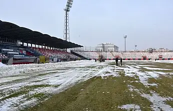 Vanspor maçı öncesi stadyum zemini kamyonlarla ezildi: Büyük tepki