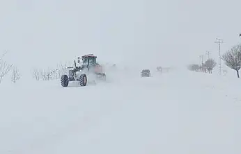 Yoğun kar yağışı sonrası Kurubaş Geçidi trafiğe açıldı