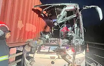 Yolcu otobüsü tıra çarptı! Çok sayıda ölü ve yaralı var