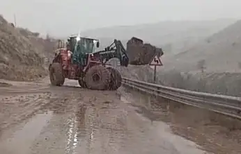 Yüksekova-Van kara yolunda heyelan meydana geldi