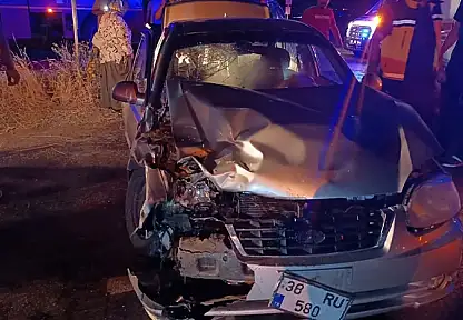 Van'da 2 otomobil çarpıştı: 9 kişi yaralandı