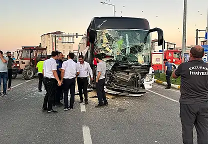 Van'da otobüs ile traktör çarpıştı: 10 yaralı