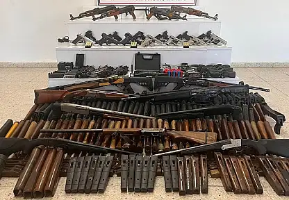 Van jandarmadan şafak operasyonu: Silah deposu ortaya çıkarıldı