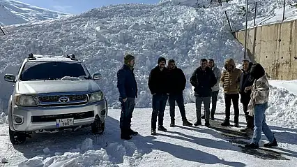 Çatak'ta TOKİ bölgesine peş peşe iki çığ: Vatandaşlar kalıcı çözüm istiyor