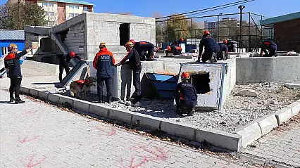 Van'da AFAD görevlileri, kendileri gibi ekipler yetiştiriyor