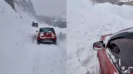 Van'da aracın üzerine çığ düştü! Sürücü son anda kurtuldu