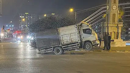 Van'da ilginç kaza! Yük ağırlığı kamyoneti kaldırdı