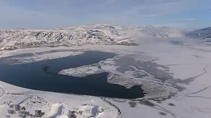 Van'da sıhke göleti buzla kaplandı