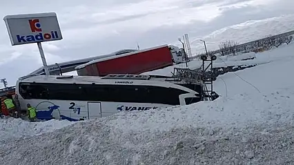 Van'da yoldan çıkan otobüsteki 11 yolcu yaralandı