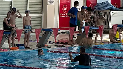 Van Gençlerbirliği Spor Kulübü, yüzme branşında zirveye oturdu
