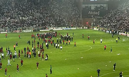 Elazığspor-Vanspor maçında sahaya atılan maddeler açıklandı