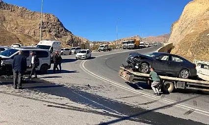 Hakkari Van yolunda trafik kazası: 3 yaralı