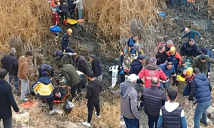 Van'da araç bataklığa uçtu! Yaralılar var...