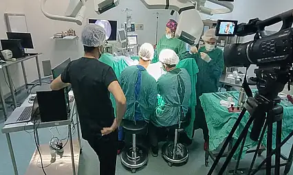 Van'da kapalı yapılan rahim ameliyatlarını 70 doktor canlı izledi