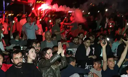 Van'da şampiyonluk sevinci geceyi gündüze çevirdi